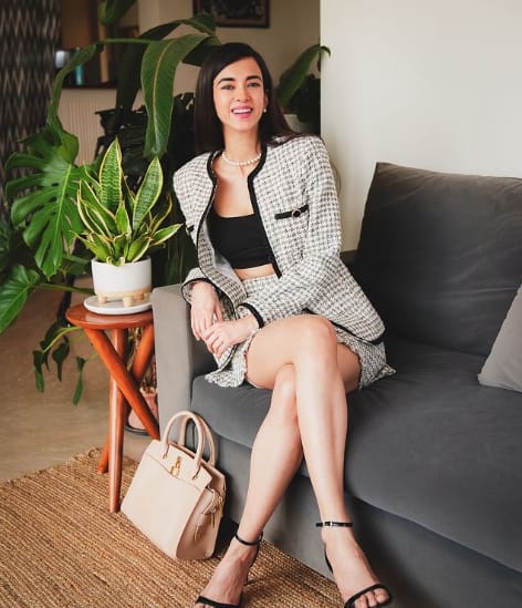 सबा के पिता का ताल्लुक सिख धर्म से और उनकी मां का संबंध मुस्लिम धर्म से था. सबा ने हिन्दुस्तान टाइम्स संग बातचीत में बताया था कि, 'मेरे पासपोर्ट पर नाम सबा ग्रेवाल है. मेरे पिता सिख मूल के हैं और मेरी माँ मुस्लिम हैं, लेकिन उन्होंने कभी धर्म का पालन नहीं किया और न ही अपनी राय मुझ पर थोपी.'