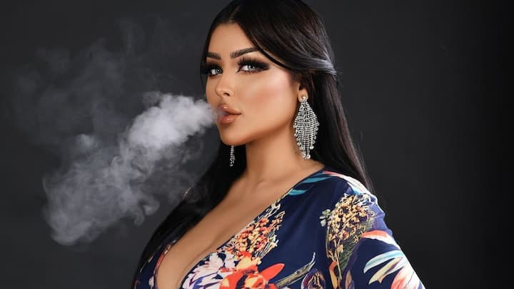 Jaihind@2024   बता दें कि पहले सलमा अल-शिमी की एक इंस्टाग्राम पोस्ट जमकर वायरल हुई थी, जिसमें उन्होंने पिरामिड के सामने हॉट अंदाज में फोटो क्लिक कराया था. हालांकि, इस बार उन्होंने सिगरेट का धुआं छोड़ते हुए फोटो शूट करवाया है.