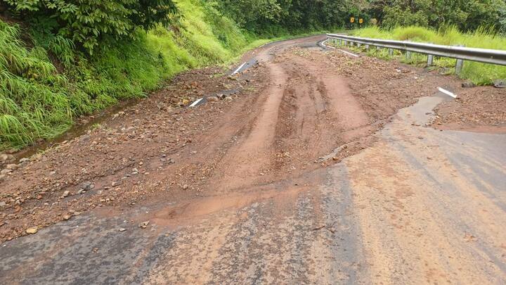 परिणामी, सिंधुदुर्गातील  वैभववाडीत भुईबावडा घाटात दरड कोसळल्याने गेल्या 16 तासांपासून वाहतूक बंद असल्याची माहिती आहे.