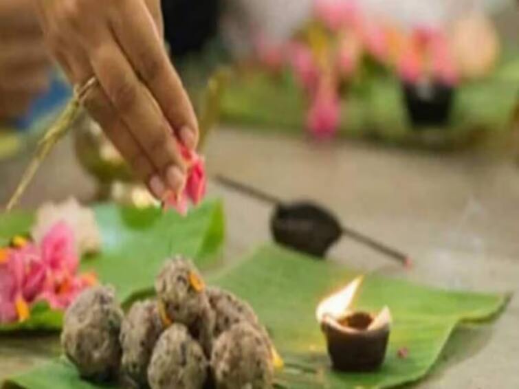 sarva pitru amavasya 2024 date 1 or 2 october during surya grahan how to perform shraddha Sarva Pitru Amavasya 2024: સર્વ પિત્તૃ અમાસ ક્યારે? શું સુર્યગ્રહણ બનશે વિઘ્નરૂપ, જાણો કેવી રીતે કરશો શ્રાદ્ધ