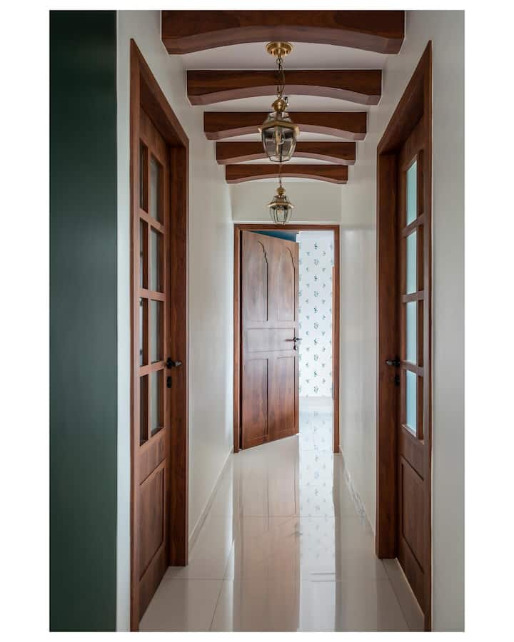 सतीश रे ने अपने घर की दीवारों को व्हाइट और ग्रीन शेड में पेंट करवाया है. जो घर को एक यूनिक लुक दे रहा है.