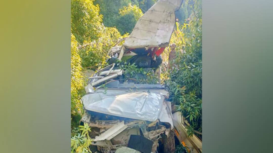 J&K: वोटिंग से 1 दिन पहले पोल ड्यूटी में लगी गाड़ी का एक्सिडेंट, 2 की गई जान jammu Kashmir poll duty vehicle met with an accident near Gulabgarh area of Reasi J&K: वोटिंग से 1 दिन पहले पोल ड्यूटी में लगी गाड़ी का एक्सिडेंट, 2 की गई जान
