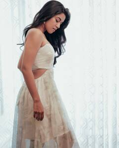 Mirnalini Ravi: మంచుతెర లాంటి దుస్తుల్లో మృణాళిని, కుర్రాళ్లు ఇలా చూస్తే తట్టుకోగలరా?