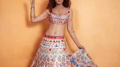 Karwa Chauth 2024: જો તમારે આ કરવા ચોથ પર સેલિબ્રિટી જેવો ગ્લેમરસ લુક જોઈએ છે, તો આ કલરનો ડ્રેસ ચોક્કસ ટ્રાય કરો