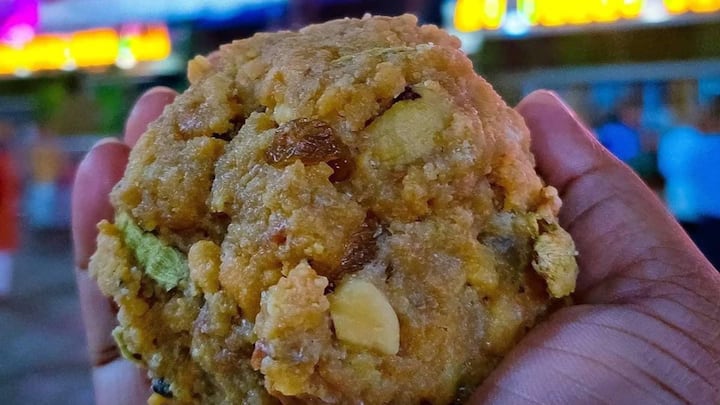 मीन्यू में सांभर-चावल, चटनी और दही-चावल भी शामिल होता है. ये खाना बिल्कुल घर के बनाए हुए खाने जैसा ही होता है.