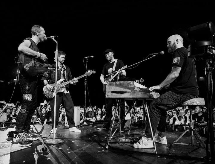 कोल्डप्ले क्या है? (Coldplay Means) -- ये एक फेमस बैंड है. जिसकी शुरुआत क्रिस मार्टिन और जॉनी बकलैंड ने की थी. साल 1996 में दोनों लंदन में एक यूनिवर्सिटी में मिले थे. दोनों का ही पैशन म्यूजिक था तो एक ग्रेट रॉकबैंड की नींव रखने से उन्हें कोई नहीं रोक सका.