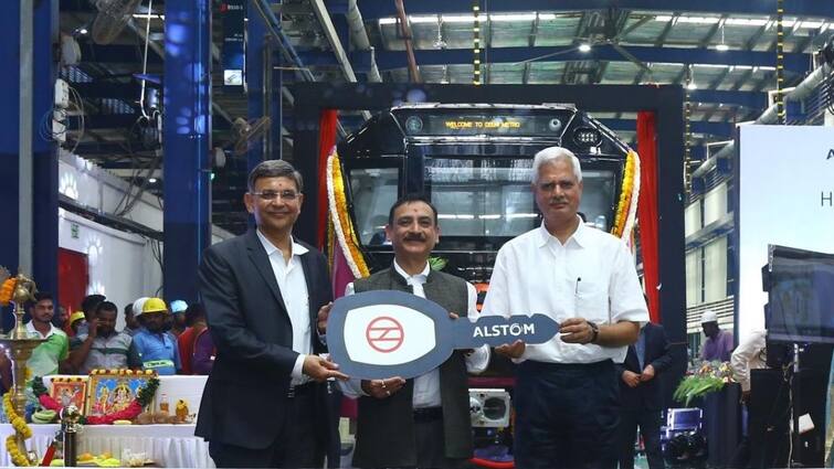 DMRC को मिली 'मेक इन इंडिया' ड्राइवरलेस ट्रेन, जानें कहां से कहां तक दौड़ेगी ये मेट्रो DMRC on Monday got the first metropolis metro trainset integrated with driverless technology DMRC को मिली 'मेक इन इंडिया' ड्राइवरलेस ट्रेन, जानें कहां से कहां तक दौड़ेगी ये मेट्रो
