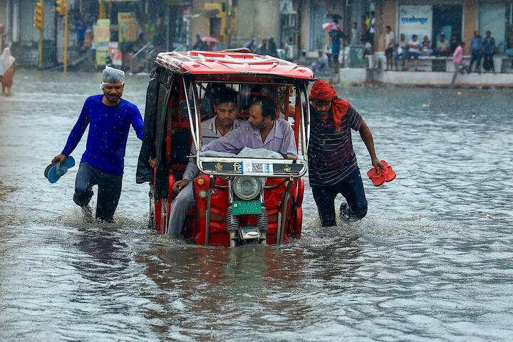 देशभर में पांच प्रतिशत अतिरिक्त बारिश लाने वाले दक्षिण-पश्चिम मानसून की वापसी की यात्रा सोमवार (23 सितंबर) को शुरू हुई, लेकिन मौसम कार्यालय ने आगामी सप्ताह में कई क्षेत्रों में व्यापक बारिश का अनुमान भी जताया है.