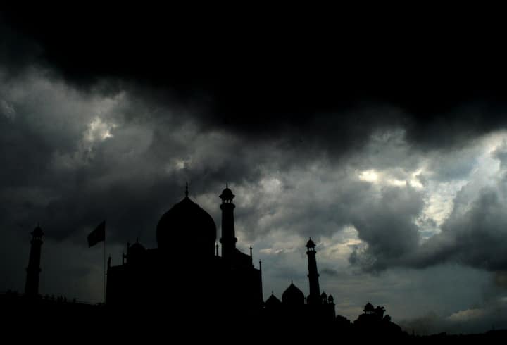 दिल्ली में अगले चा​र दिनों तक तापमान में कमी का अनुमान है. अधिकतम तापमान 32 से 35 डिग्री के बीच रहने की संभावना है.