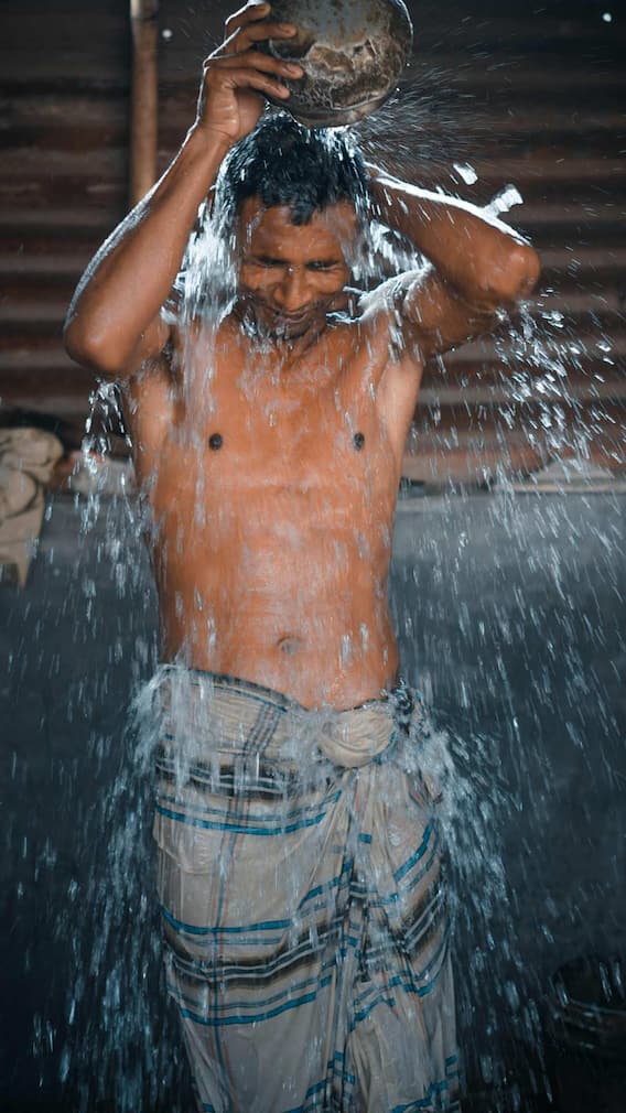 दिन में दो बार नहाना है कितना सही