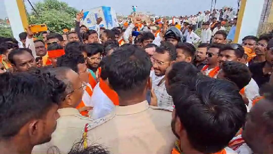 Jalna maratha protesters on road Large crowd on Maratha protesters on Vadigodri fata Antarvali sarati Maharashtra परभणीतून अंतरवालीत जाणाऱ्या मराठा बांधवांना वडीगोद्री गावात अडवलं, मोठ्या तणावानंतर पोलिसांचा हस्तक्षेप