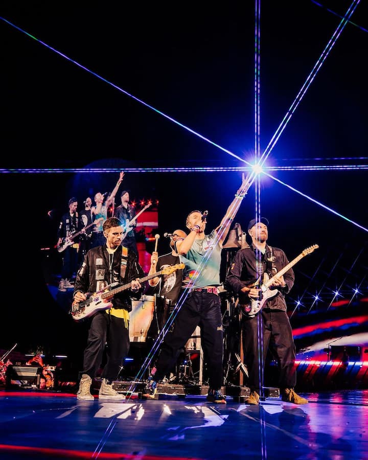 दिलजीत दोसांझ का लाइव कॉन्सर्ट पहले ही देश को दीवाना बनाए हुए थे. इस बीच ब्रिटिश रॉकबैंड कोल्डप्ले ने भी इंडिया टूर की अनाउंसमेंट कर दी. इसके बाद से ही लाइव म्यूजिक लवर्स का क्रेज सोशल मीडिया से लेकर टिकट बुकिंग साइट्स तक हर जगह दिख रहा है.