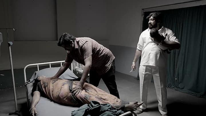 అలవైకుంఠపురములో మూవీలో మురళీశర్మ తన కొడుకు రాజులా పెరగాలని భావించి గొప్పింటికి ...గొప్పింట్లో పెరగాల్సిన బిడ్డను తనింటికి తెచ్చుకుంటాడు. అలా మహదేవయ్య తన కొడుకు సేఫ్ గా ఉండేందుకు తమ్ముడి చేతిలో పెట్టి...తనకు కాపలా కుక్కలా పెంచేందుకు తమ్ముడి బిడ్డను తీసుకెళ్లిపోతాడు.