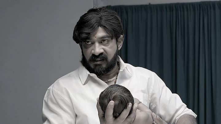 క్రిష్ అసలు తండ్రి ఎంట్రీ ఇవ్వడంతో గతం బయటపడింది.. క్రిష్ ఎవరో కాదు..స్వయంగా మహదేవయ్య తమ్ముడి కొడుకు. మొదట్నుంచీ హత్యారాజకీయాల్లో ఉన్న మహదేవయ్యను చూసి.. తల్లి కంగారుపడుతుంది.. నీ కారణంగా నీ బిడ్డలకు గండం అని హెచ్చరిస్తుంది..