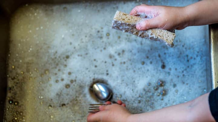 Kitchen Dishes Washing: রান্নাঘরে অনেকটা সময় কাটে আমাদের। নিয়ম-নীতি জেনে রাখা ভাল। ছবি: ফ্রিপিক।