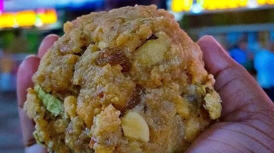 तिरुपती प्रसादाचा वाद ताजा असतानाच आता नव्या वादाला तोंड फुटलं आहे. नुकताच तिरुपती बालाजी मंदिरातील लाडूंमध्ये जनावरांची चरबी मिसळल्याचा प्रकार उघडकीस आला होता. या घटनेला काही दिवस उलटत नाही तोवर आता सिद्धीविनायक मंदिरातील प्रसाद शुद्धतेवर प्रश्न उपस्थित होत आहेत.