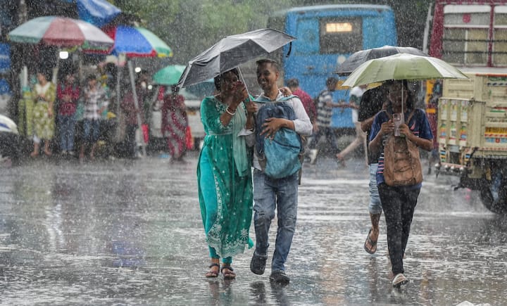 বৃহস্পতিবার ভারী বৃষ্টি হতে পারে । পূর্ব ও পশ্চিম মেদিনীপুর, বীরভূম এবং মুর্শিদাবাদে ভারী বৃষ্টির সতর্কতা রয়েছে বৃহস্পতিবার থেকে । বাকি সব জেলাতেই বজ্রবিদ্যুৎ সহ বৃষ্টির সম্ভাবনা থাকবে