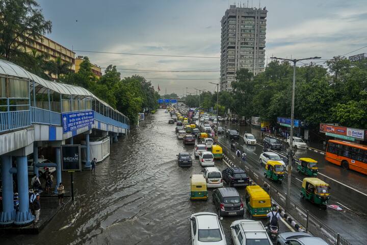 मौसम विभाग में दिल्ली के 25 से लेकर 28 सितंबर तक गरज के साथ बारिश का अलर्ट जारी किया है.