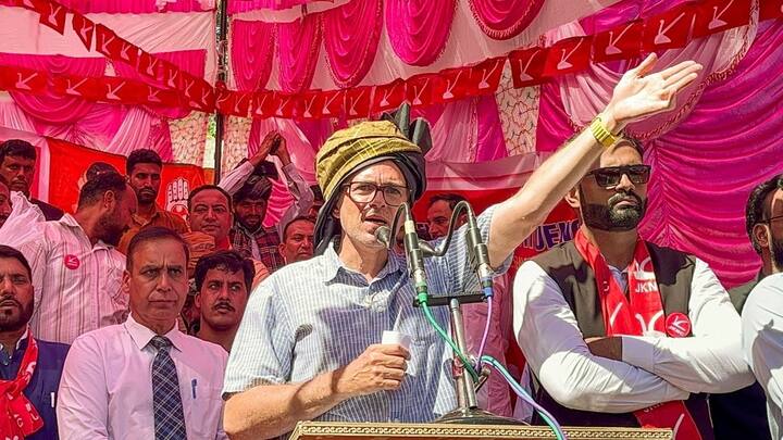 2009 में जब उमर अब्दुल्ला मुख्यमंत्री थे, तब गांदरबल में एक केंद्रीय विश्वविद्यालय की स्थापना की गई थी. तीन चरणों वाले चुनाव के दूसरे चरण में 25 सितंबर को जब मतदान होगा और 8 अक्टूबर को नतीजे घोषित किए जाएंगे, तो सबसे ज्यादा निगाहें गांदरबल पर होंगी. इस निर्वाचन क्षेत्र में करीब 1.30 लाख मतदाता हैं.
