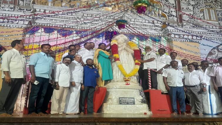 King Sarabhoji's birthday celebration... paying respects to the idol by garlanding it மன்னர் சரபோஜி பிறந்தநாள் விழா: உருவ சிலைக்கு மாலை அணிவித்து மரியாதை செலுத்திய கலெக்டர்