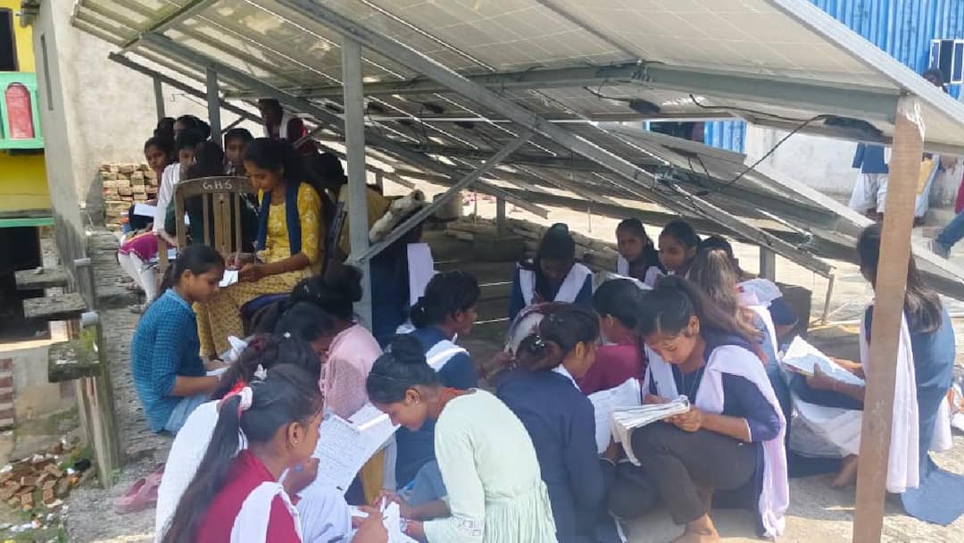 bihar Nalanda girls Student giving exams under solar plates to avoid the sun ann Bihar News: बेटी पढ़ाओ का नारा क्या ऐसे होगा साकार? नालंदा में धूप से बचने के लिए सोलर प्लेट के नीचे परीक्षा दे रहीं छात्राएं