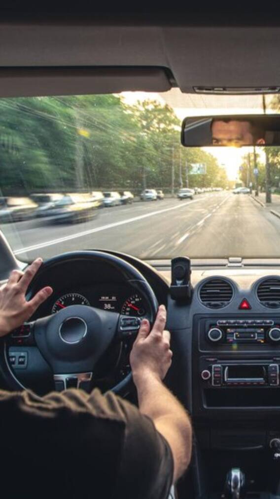 क्लच या ब्रेक, गाड़ी रोकने के लिए पहले क्या दबाना सही?