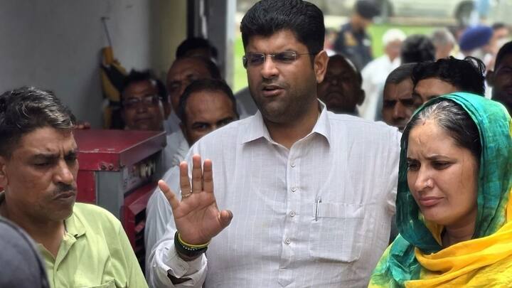 हरियाणा विधानसभा चुनाव होने में ज्यादा समय नहीं बचा है, जिसको लेकर भाजपा कांग्रेस के साथ-साथ हर क्षेत्रीय पार्टी अपनी-अपनी ताकत झोंक रही है. विधानसभा चुनाव में बेहतर प्रदर्शन को लेकर दुष्यंत चौटाला की जेजेपी भी पूरी मेहनत कर रही है, लेकिन सवाल यह है कि चुनाव में जेजेपी की सीटें आती है तो वह किसके साथ जाएंगे… बीजेपी या कांग्रेस?