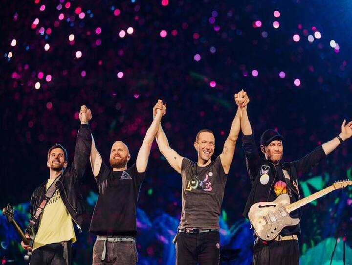 Coldplay Concert: इंटरनेशनल बैंड कोल्डप्ले (Coldplay) का लाइव कॉन्सर्ट का आयोजन मुंबई में होगा. इसकी दीवानी लोगों के सिर चढ़कर बोल रही है. कॉन्सर्ट की दीवानगी का आलम यह है कि BookMyShow इस कॉन्सर्ट के टिकट्स कुछ ही मिनटों बिक गए. इसके साथ ही लोगों की भीड़ के कारण साइट भी क्रैश हो गई.