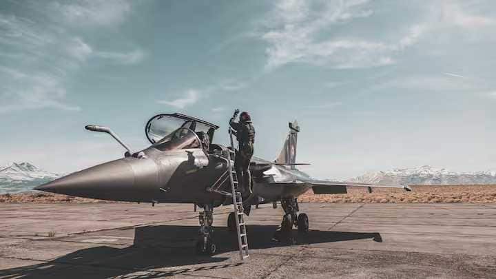 विविध देशांच्या वायू दलांच्या विमानांची प्रात्याक्षिकं आपल्याला पाहायला मिळतात.  विविध देशांकडे लढाऊ विमानं असतात. त्या लढाऊ विमानांचे पायलट होण्याचं अधिक स्वप्न असतं.