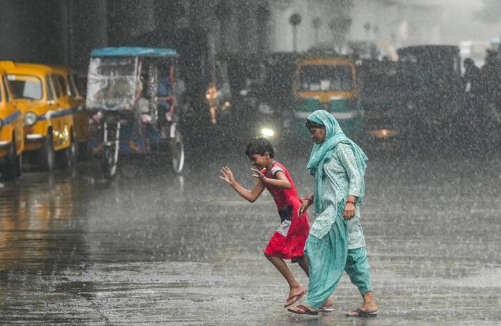 मौसम विभाग के मुताबिक दिल्ली में सोमवार को न्यूनतम तापमान 24.9 डिग्री सेल्सियस दर्ज किया गया जो इस मौसम के औसत तापमान से एक डिग्री अधिक है.