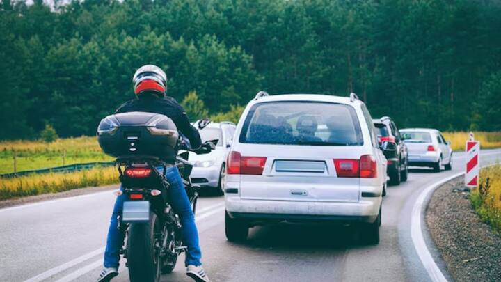 ऐसा ही एक नियम है बाइक चलाने को लेकर जिसमें अगर कोई बाइक चलाने वाला चप्पल पहनकर बाइक चलाता है. तो उसका चालान किया जा सकता है.