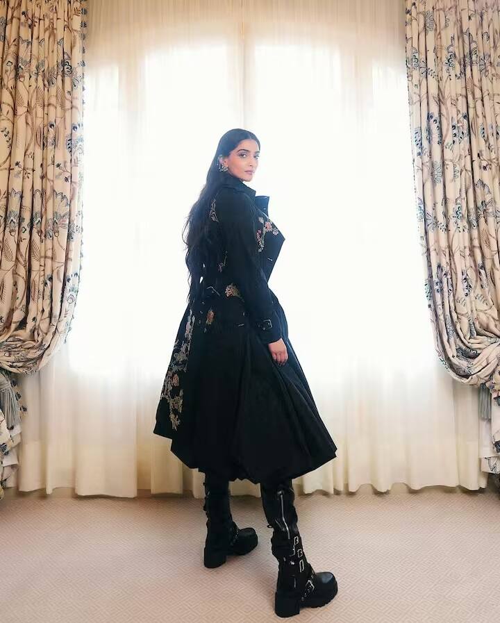 સોનમે તેના લૂક સાથે નૉઝ પીન અને ઈયરકફ પહેર્યા હતા. સોનમ પોતાના લૂકથી બધાને ઈન્સ્પાયર કરી રહી છે. અભિનેત્રીએ તેના લૂકને ઉચ્ચ બૂટ સાથે પૂર્ણ કર્યો.