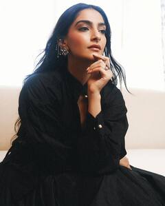 ब्लैक गाउन-हाई बूट्स संग नोज पिन, ऐश्वर्या-आलिया के बाद पेरिस फैशन वीक में सोनम कपूर का जलवा