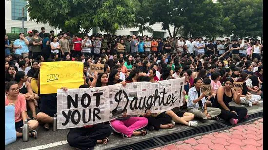 RGNUL Protest: ਵਿਦਿਆਰਥਣਾਂ ਦੇ ਪ੍ਰਦਰਸ਼ਨ ਤੋਂ ਬਾਅਦ ਪਟਿਆਲਾ ਦੀ ਲਾਅ ਯੂਨੀਵਰਸਿਟੀ ਬੰਦ, VC 'ਤੇ ਕੁੜੀਆਂ ਦੇ ਕੱਪੜਿਆਂ ਨੂੰ ਲੈ ਕੇ ਗਲਤ ਕੁਮੈਂਟ ਕਰਨ ਦਾ ਇਲਜ਼ਾਮ