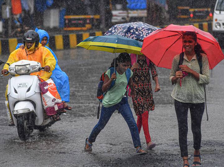 હવામાન કાર્યાલયે મંગળવારે પશ્ચિમ મધ્ય બંગાળની ખાડીમાં ઓછા દબાણનું ક્ષેત્ર બનવાનો અંદાજ વ્યક્ત કર્યો છે જેનાથી પૂર્વી દરિયાકાંઠે કેટલાક રાજ્યોમાં વરસાદ થઈ શકે છે.