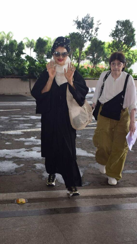 एयरपोर्ट पर क्लासी लुक में स्पॉट हुईं रेखा, वायरल हुई तस्वीरें