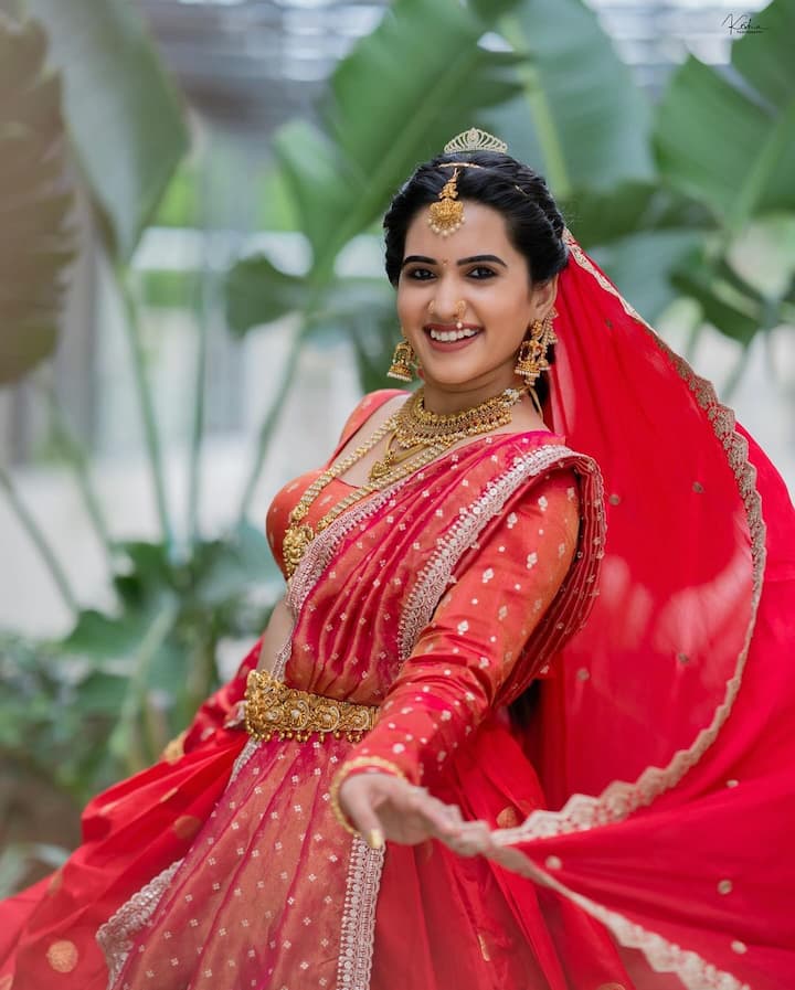 స్రవంతి మోడ్రన్ లుక్స్​తో పాటు ట్రెడీషనల్ లుక్స్​కి ఎక్కువ ప్రాధన్యత ఇస్తుంది. తాజాగా గోపికమ్మలాగా అందంగా ముస్తాబైంది ఈ భామ. (Images Source : Instagram/Sravanthi Chokarapu)