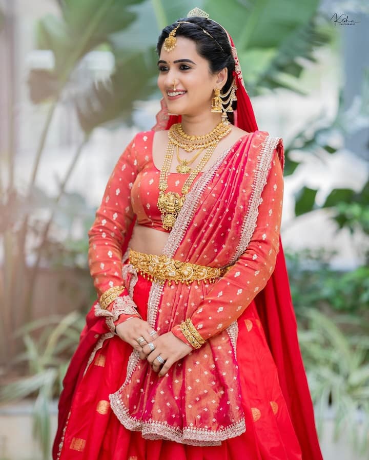 ఈ ఫోటోలను ఇన్స్టాలో షేర్ చేస్తూ.. Dolled up for #swag teaser launch event ✨ క్యాప్షన్ ఇచ్చింది. (Images Source : Instagram/Sravanthi Chokarapu)