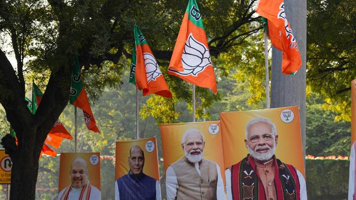 बेंगलुरु जिले के तीन विधानसभा क्षेत्रों चन्नापटना, शिगगांव और संदूर में उपचुनाव होने वाले हैं, लेकिन इन सब के बीच वंशवाद का मुद्दा एक बार फिर से चर्चा में आ गया है. यह मुद्दा तीन प्रमुख दलों से जुड़ा हुआ है, जिसमें जीडी (एस), भाजपा और कांग्रेसी शामिल हैं, क्योंकि तीनों ही पार्टियों के पास एक- एक सीट है.