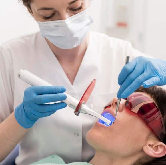 ਇਹ ਸੱਚਮੁੱਚ ਅਜੀਬ ਲੱਗਦਾ ਹੈ ਜਦੋਂ ਕੋਈ ਕਹਿੰਦਾ ਹੈ ਕਿ ਦੰਦਾਂ ਦੀ ਸਰਜਰੀ ਤੋਂ ਬਾਅਦ ਦਿਲ ਦਾ ਦੌਰਾ ਪੈ ਸਕਦਾ ਹੈ। ਇਹ ਸੱਚਮੁੱਚ ਸੋਚਣ ਯੋਗ ਹੈ ਕਿ ਦੰਦਾਂ ਅਤੇ ਦਿਲ ਦਾ ਕੀ ਸਬੰਧ ਹੈ? ਜੇਕਰ ਤੁਸੀਂ ਵੀ ਉਲਝਣ 'ਚ ਹੋ ਤਾਂ ਆਓ ਜਾਣਦੇ ਹਾਂ ਇਸ ਦੇ ਪਿੱਛੇ ਦੀ ਸੱਚਾਈ ਕੀ ਹੈ?