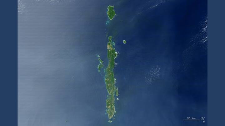 I LOVE ANDAMANS! Captured by the Moderate Resolution Imaging Spectroradiometer (MODIS) aboard NASA’s Terra satellite on February 10, 2007, this image shows the Andaman Islands surrounded by bright coral reefs that were uplifted after an earthquake near Sumatra in 2004. Photo: NASA