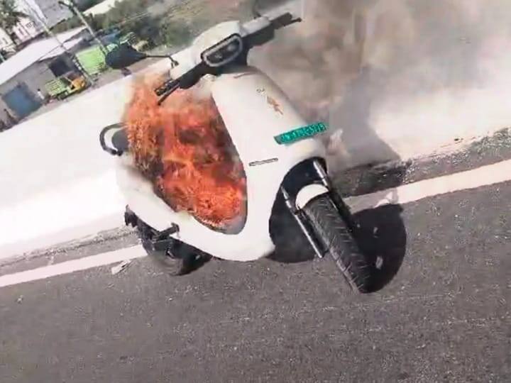 karur news ola electrical scooter fire salem by pass road -TNN ஓடிக் கொண்டிருந்த ஓலா ஸ்கூட்டர்.. திடீரென தீப்பிடித்து எரிந்ததால் பரபரப்பு