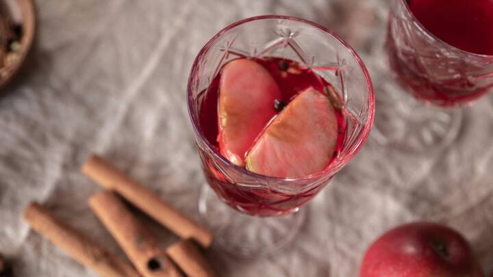 ছবি সৌজন্যে- পিক্সেলস। ওজন কমাতে আজকাল আমরা অনেক কিছুই খেয়ে থাকেন। অনেক ধরনের পানীয় দ্রুত ওজন কমাতে সাহায্য করে। এর মধ্যে অ্যাপেল সিডার ভিনিগার অন্যতম।