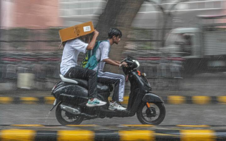 સામાન્ય રીતે દક્ષિણ પશ્ચિમ ચોમાસું એક જૂન સુધીમાં કેરળમાં દસ્તક આપે છે અને જુલાઈના પ્રથમ સપ્તાહ સુધીમાં આખા દેશમાં ફેલાઈ જાય છે. તે સપ્ટેમ્બરના મધ્ય સુધીમાં ઉત્તર પશ્ચિમ ભારતમાંથી પાછું ફરવાનું શરૂ કરે છે અને 15 ઓક્ટોબર સુધીમાં પૂરી રીતે પાછું ફરી જાય છે.