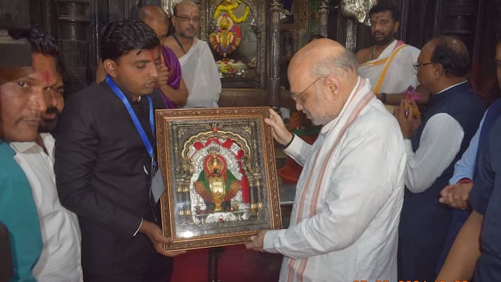 Amit Shah In Kolhapur : केंद्रीय गृहमंत्री अमित शाह यांनी आज कोल्हापूर दौऱ्यात करवीर निवासिनी श्री अंबाबाईचे दर्शन घेतले.