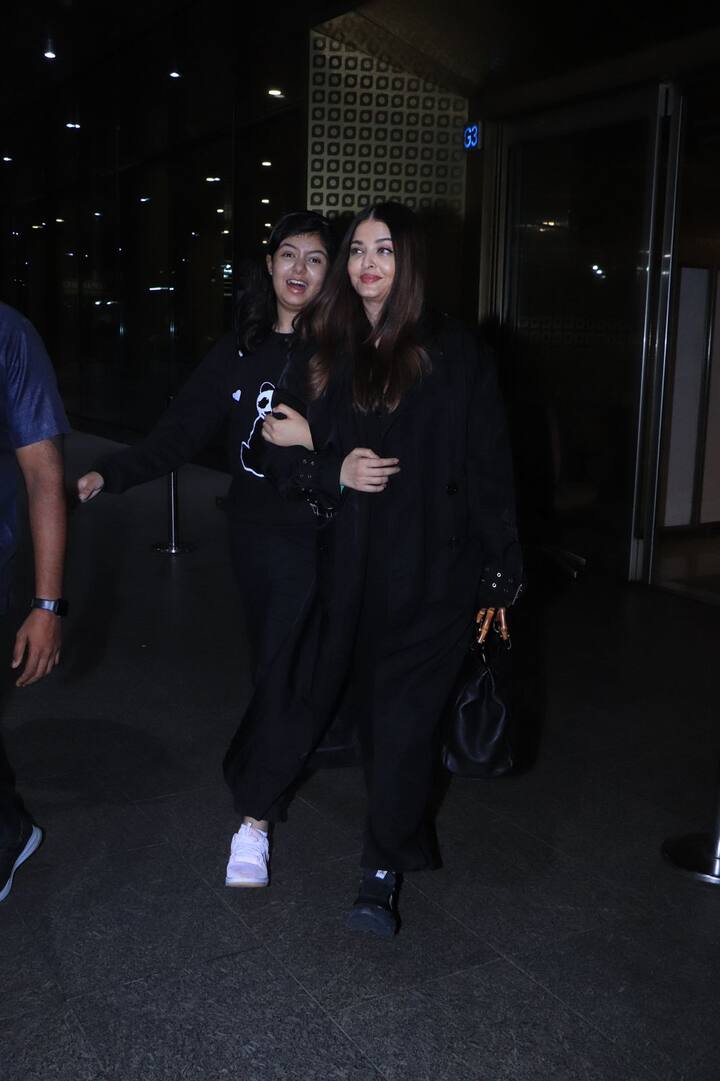 एयरपोर्ट पर आराध्या और ऐश्वर्या दोनों ही ब्लैक आउटफिट में नजर आईं. मां-बेटी ने ट्विनिंग की हुई थी और दोनों बहुत ही खुश नजर आ रही थीं.