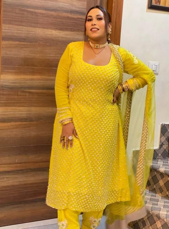 ਉਨ੍ਹਾਂ ਦੇ ਗੀਤਾਂ ਨੂੰ ਨਾ ਸਿਰਫ ਦੇਸ਼ ਬਲਕਿ ਵਿਦੇਸ਼ ਬੈਠੇ ਪੰਜਾਬੀਆਂ ਵੱਲੋਂ ਵੀ ਖੂਬ ਪਿਆਰ ਦਿੱਤਾ ਜਾਂਦਾ ਹੈ। ਅਫਸਾਨਾ ਉਨ੍ਹਾਂ ਗਾਇਕਾਂ ਵਿੱਚੋਂ ਇੱਕ ਹੈ, ਜੋ ਆਪਣੇ ਸੋਸ਼ਲ ਮੀਡੀਆ ਹੈਂਡਲ ਰਾਹੀਂ ਅਕਸਰ ਪ੍ਰਸ਼ੰਸਕਾਂ ਵਿਚਾਲੇ ਐਕਟਿਵ ਨਜ਼ਰ ਆਉਂਦੀ ਹੈ।