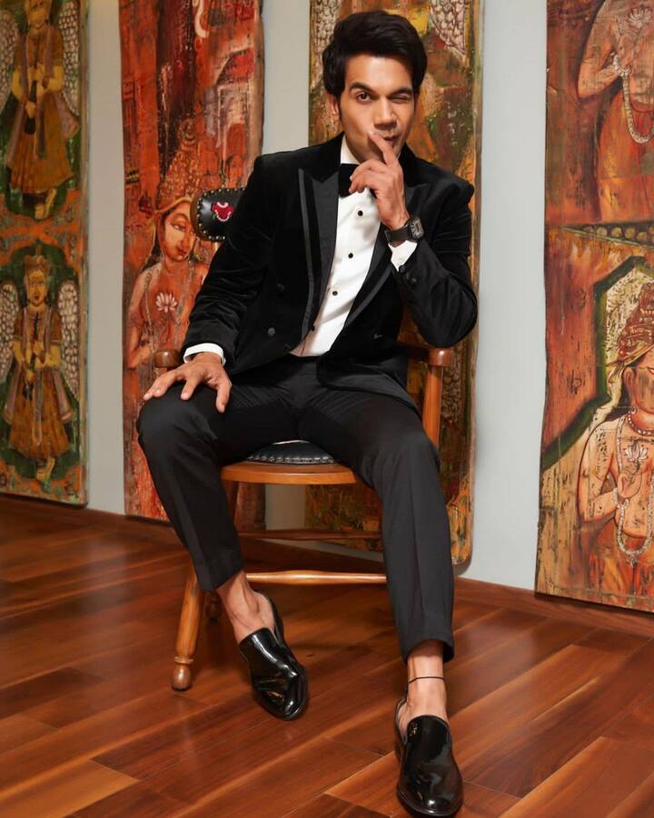 Rajkummar Rao Expensive Things- राजकुमार राव के पास अपना आलीशान बंगला है. उनके पास लग्जीरियस गाड़ियों का शानदार कलेक्शन है. जिसमें ऑडी क्यू7 की कीमत 80 लाख रुपए, मर्सिडीज बेंज सीएलए 200 (37.96 लाख) और मर्सिडीज बेंज जीएलएस (1.19 करोड़) हार्ले डेविडसन फैट बॉब (18 लाख) शामिल हैं.