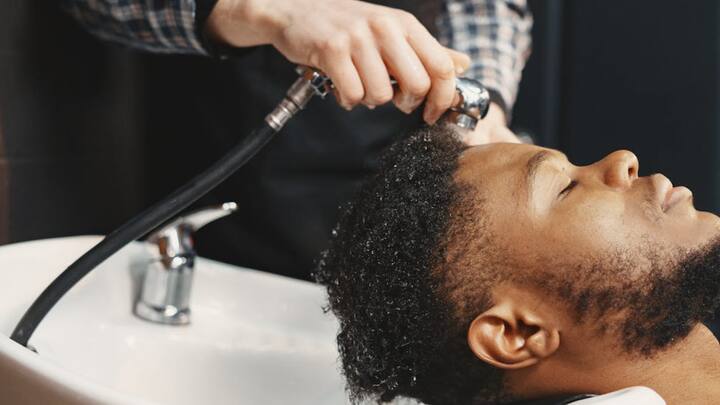 एक्सपर्ट के मुताबिक हमारे चेहरे पर भी बहुत सारे छोटे जीव रहते हैं. जब इंसान सुबह सोकर उठता है, तो उसे अपना चेहरा पानी से धो लेना चाहिए.