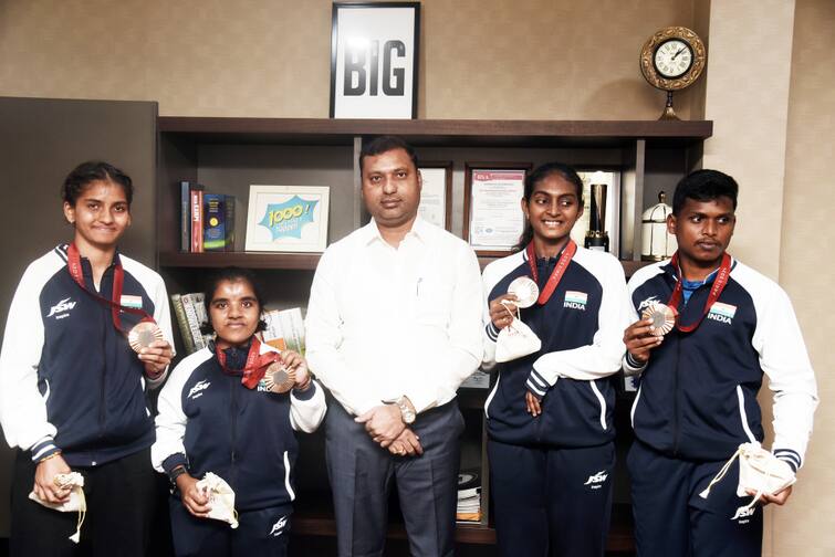 Para Olympics 2024 - Sportsmen and women met President Chandrasekhar பாரா ஒலிம்பிக் 2024 - தலைவர் சந்திரசேகரை சந்தித்த வீரர் மற்றும் வீராங்கனைகள் - ஏன் தெரியுமா ?
